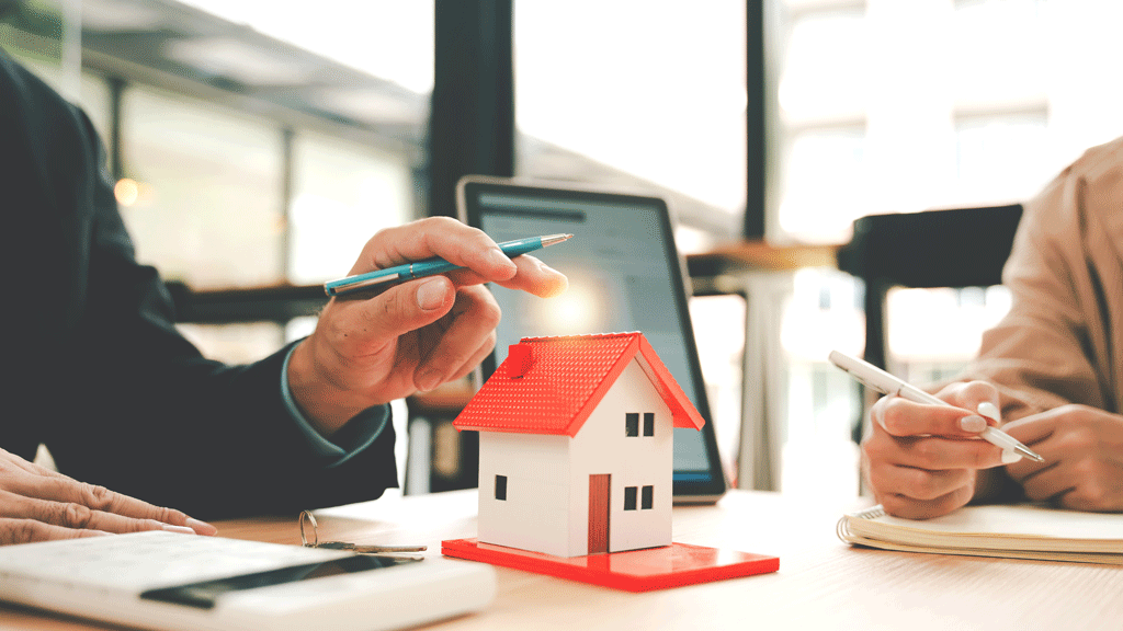 Conseiller financier présentant des options d'assurance emprunteur à un client