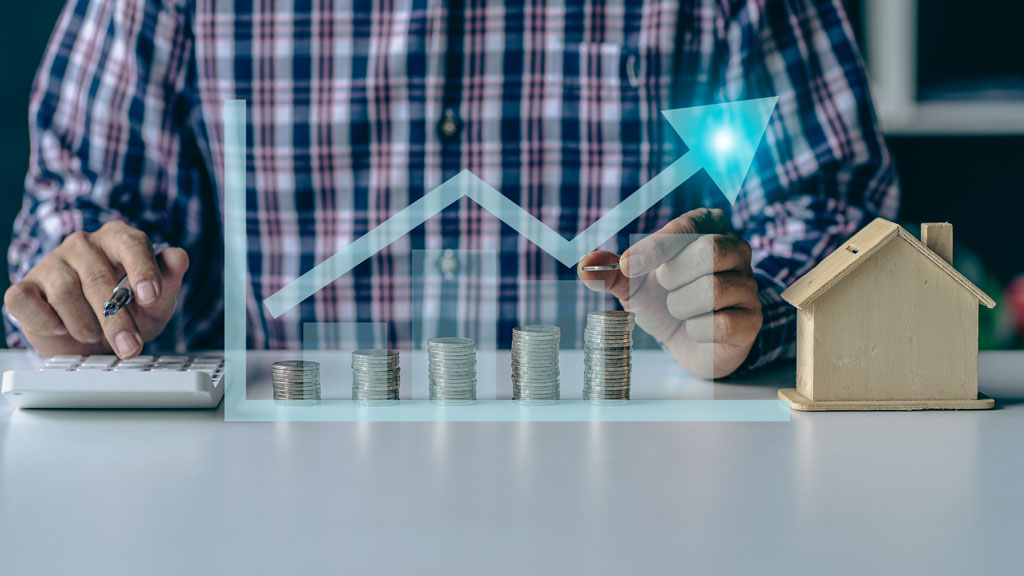 Personne consultant une application d'assurance emprunteur sur smartphone